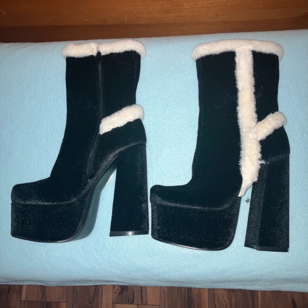 New, Beautiful, Black with White Fur Boots, Size 6-7?